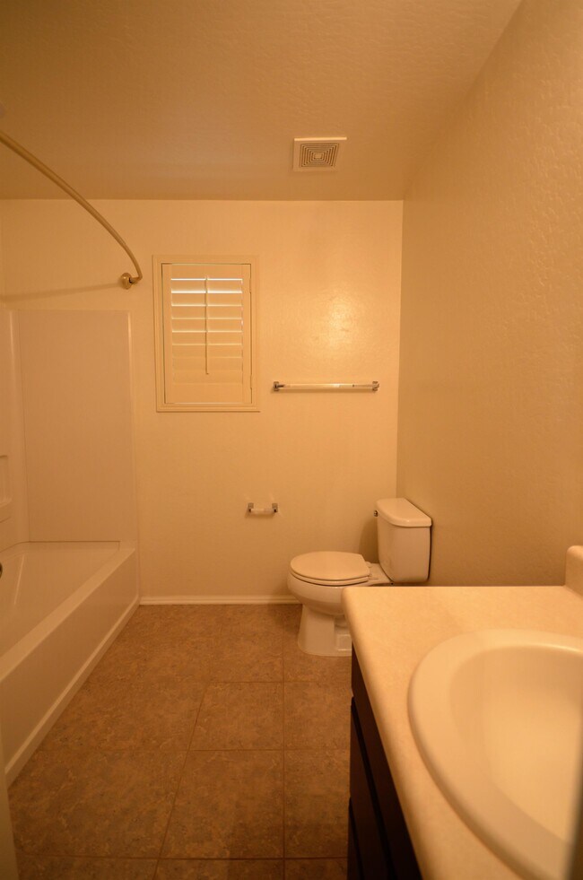 Building Photo - 995 S Cheshire Ln