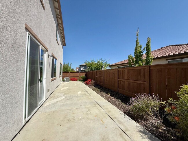 Building Photo - 1561 Osborn Dr