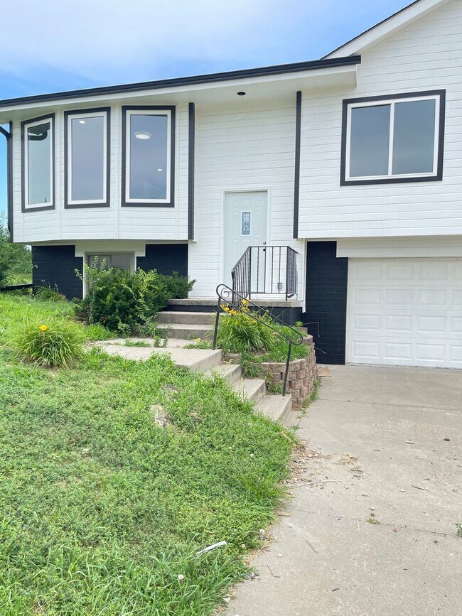 Building Photo - Newly rebuilt house in the heart of Elkhorn
