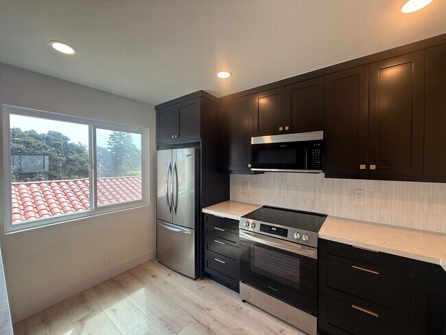 Building Photo - Stunning 2B/2.5BA Townhome in Carlsbad w/ ...