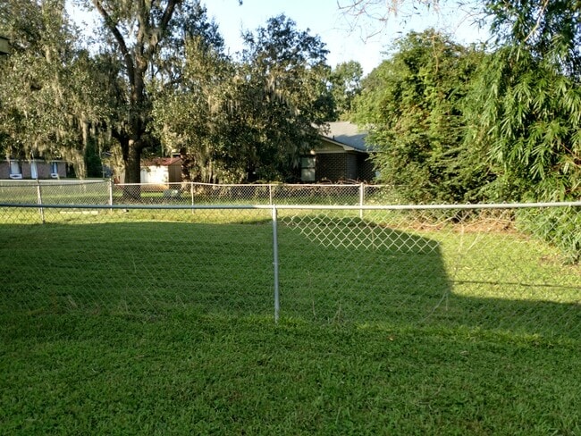 Building Photo - Charming 2 Bedroom