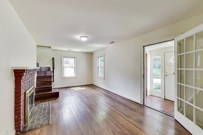 Building Photo - Cute 2 bed + Loft + 2 Bath SF w/ Fenced Yard