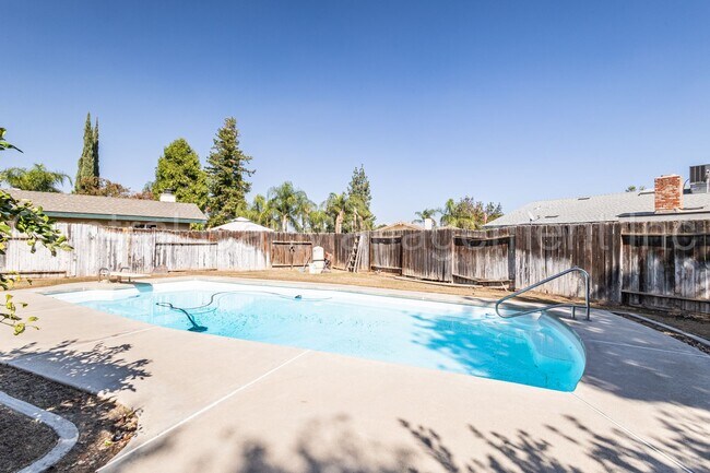 Building Photo - 3 Bedroom/2 Bath with a Pool - $2495 Per M...