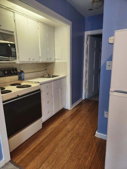 Kitchen - 607-615 Main St