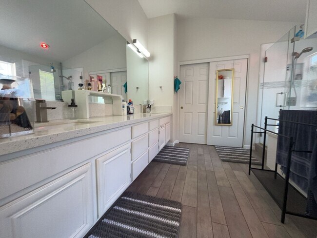 Building Photo - Spacious East Davis Home available in July!