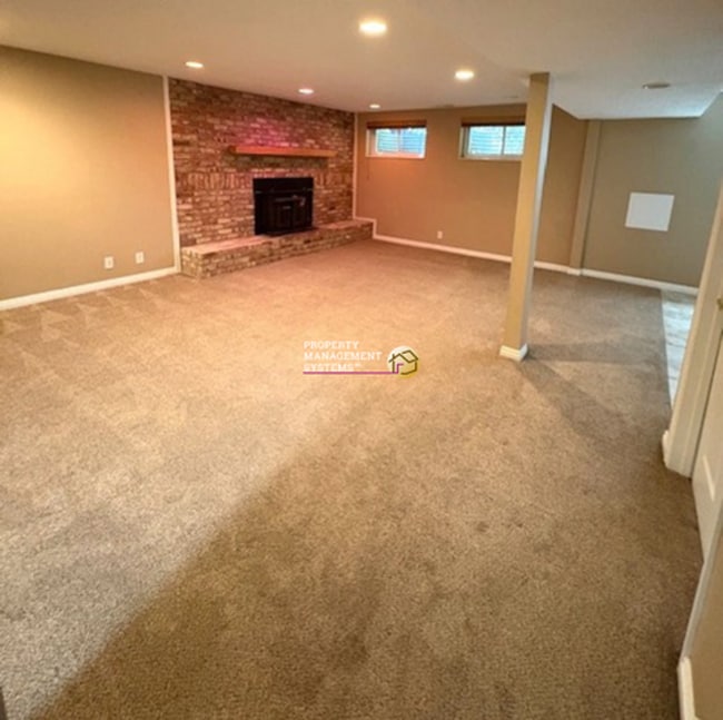 Building Photo - 4 Bedroom / 3 Bath Home in Sandy!
