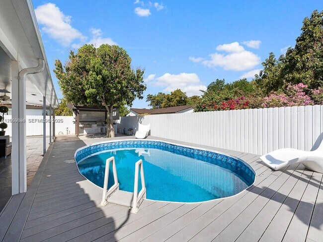 Building Photo - 6951 Miami Lakeway S