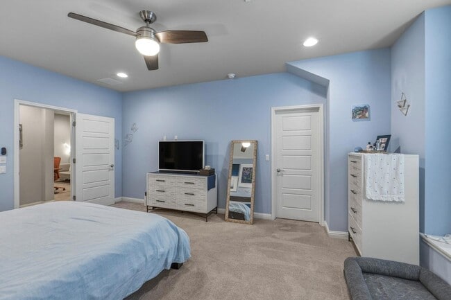 Building Photo - 6814 E Riverside Dr