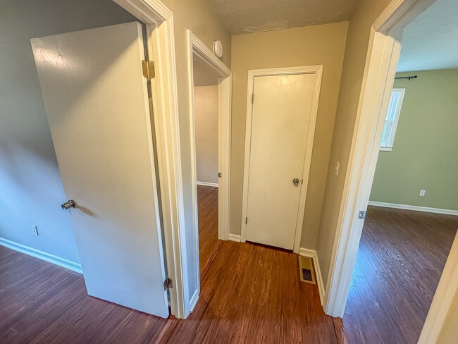 Building Photo - 404 McElhaney Rd
