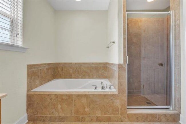 Building Photo - 10737 Sycamore Ridge Ln