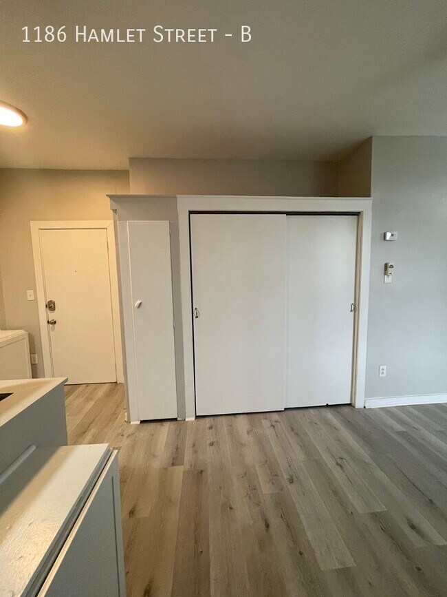 Building Photo - 1186 Hamlet St