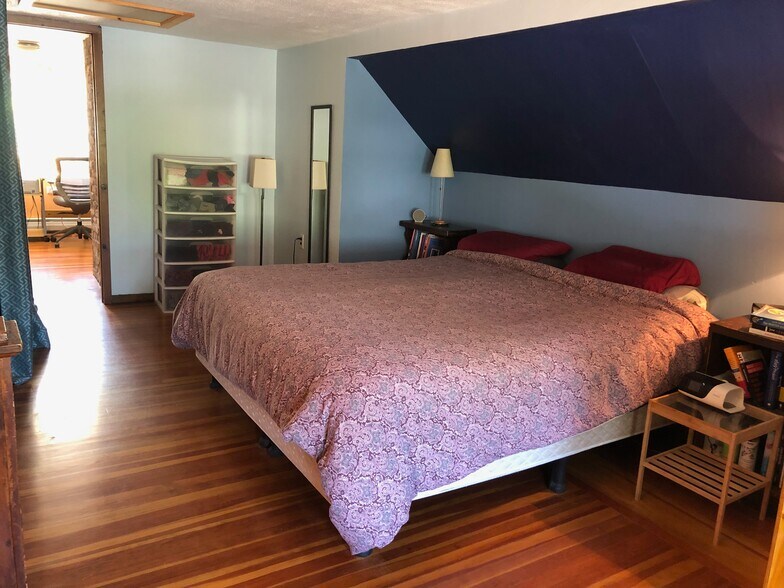 Primary bedroom - 2nd floor - 295 E Main St