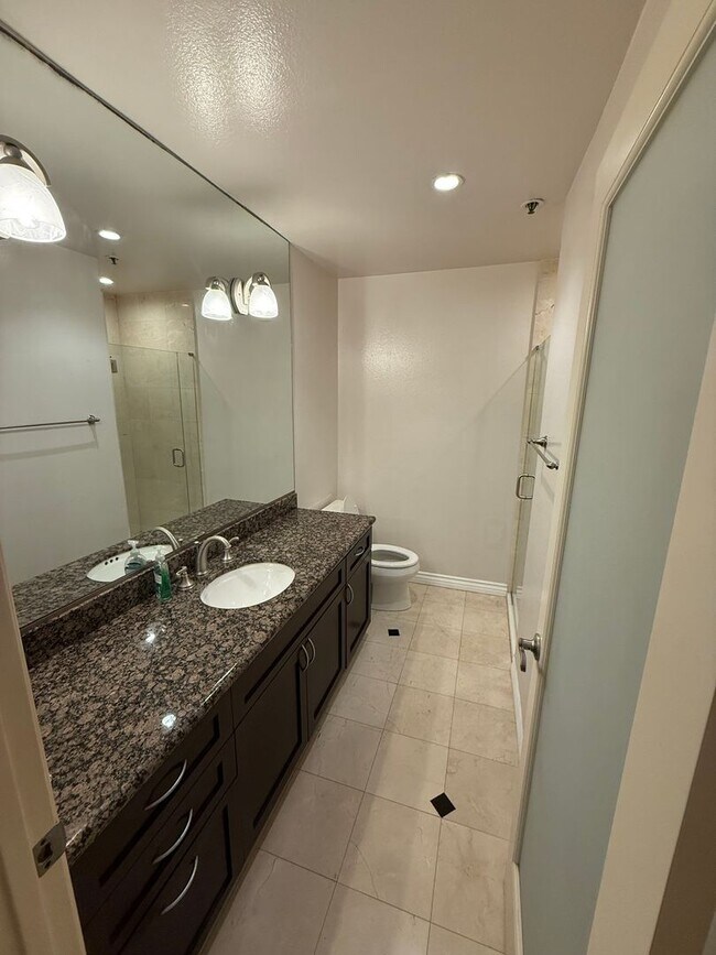 Building Photo - 2bed 2bath in the Heart of Los Angeles