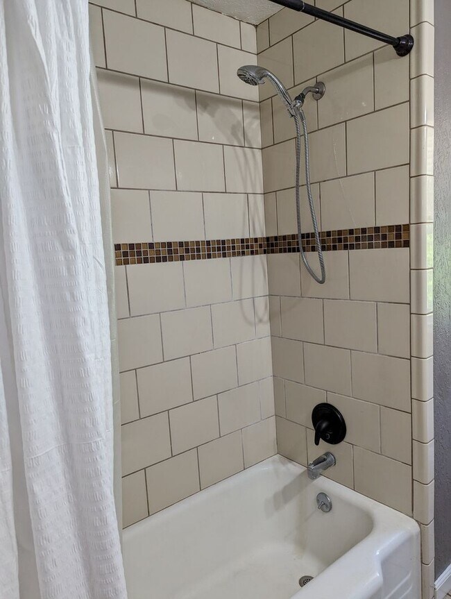 Building Photo - AVAILABLE NOW! - 2 Bedroom / 1 Bath Home i...
