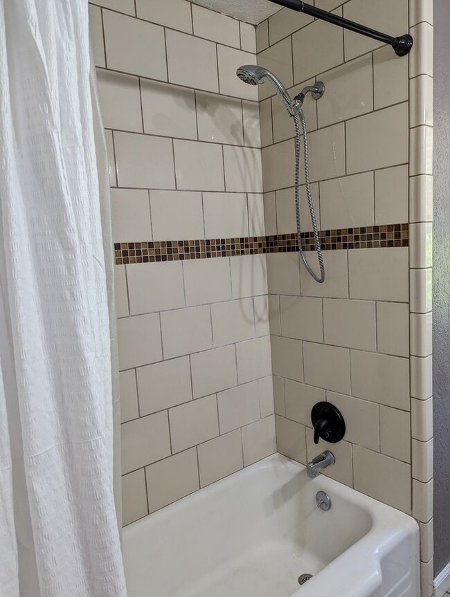 Building Photo - AVAILABLE NOW! - 2 Bedroom / 1 Bath Home in Great Beavercreek Neighborhood!