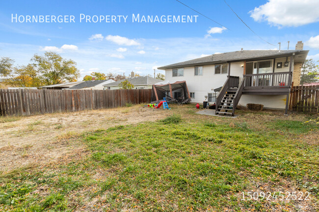 Building Photo - 1629 E Rowan Ave