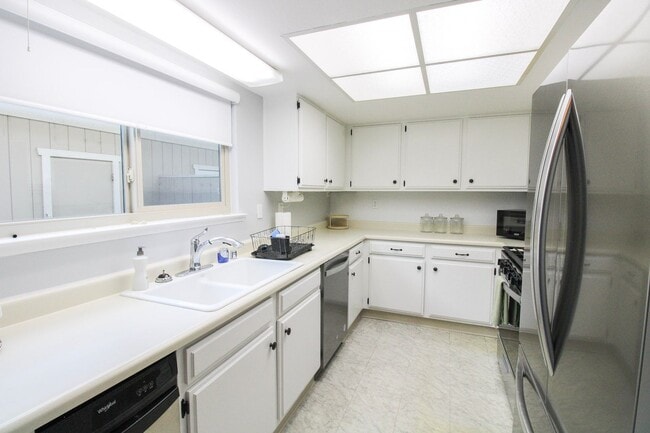 Building Photo - 2 Bedroom Townhouse with 2-Car Garage in The Villages near Downtown SLO