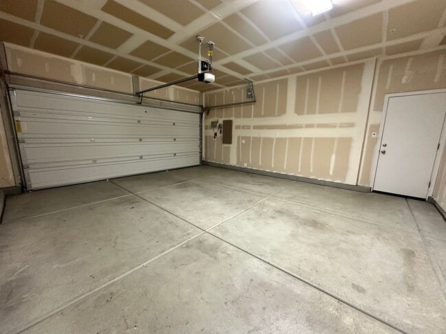 Building Photo - NW Visalia home coming soon!