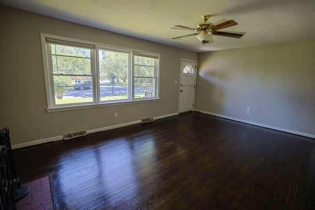 Building Photo - Fully Remodeled & Move-in Ready!