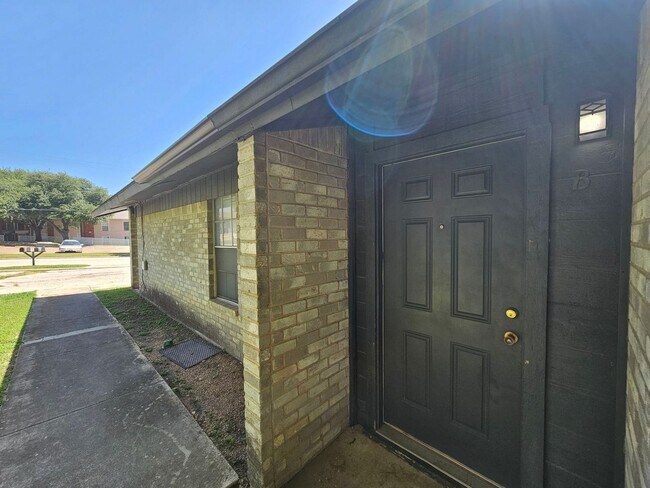 Building Photo - 2106 Wheeler Ave