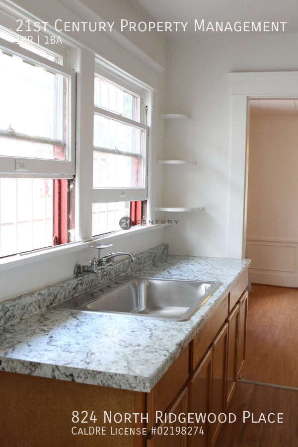 Building Photo - 824 N Ridgewood Pl