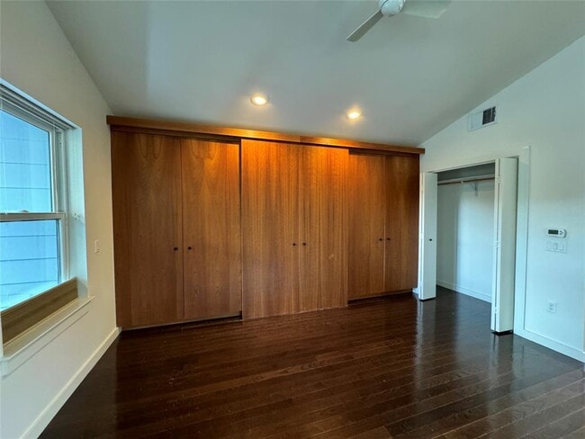 Building Photo - 1208 E 2nd St