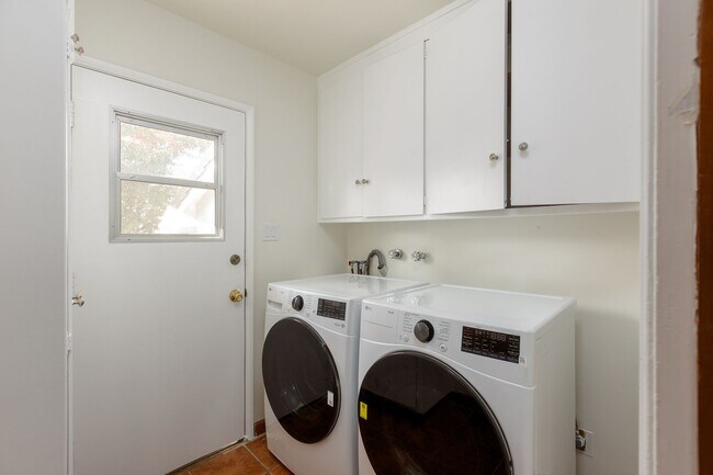 Building Photo - Charming Rustic 3BD/2BA Home in Peaceful C...