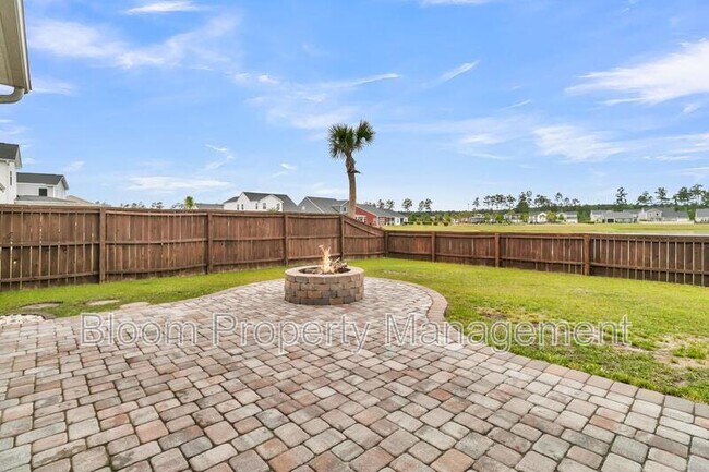 Building Photo - 450 Carrara Dr