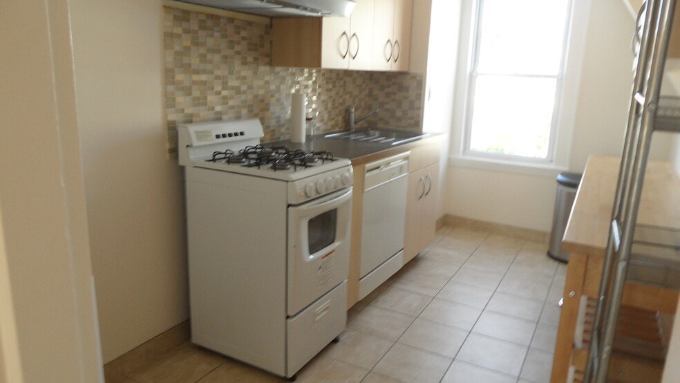 Kitchen - 67110 Clyde St