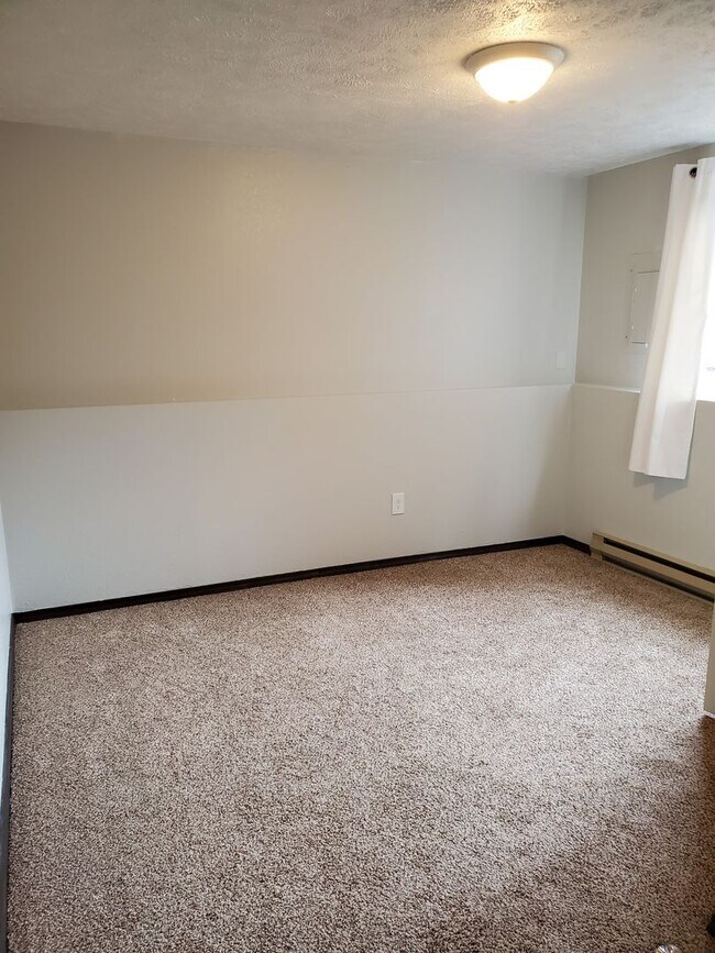 Building Photo - Darling updated duplex