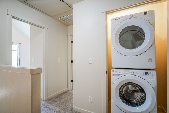 Building Photo - 2/2.5 bth Townhome + Garage + A/C + W/D + Balcony + Pets Welcome!!