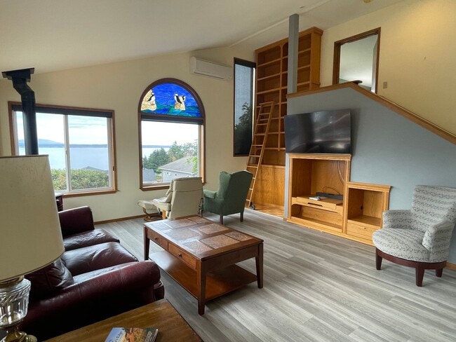Building Photo - Windmill Heights Home With Community Beach...