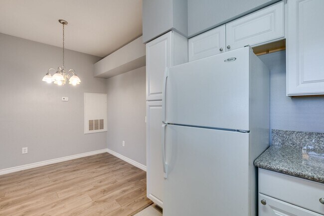 Building Photo - CUTE AND COZY 1 BEDROOM UNIT WITH TONS OF UPGRADES*COMMUNITY AMENITIES*