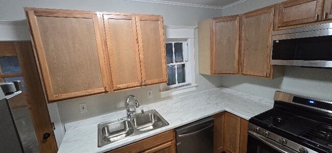 Building Photo - 1457 Hamilton Ave
