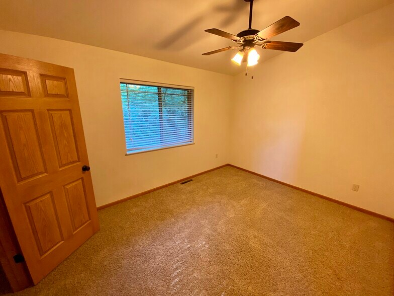 Building Photo - 3809 Cliffside Dr