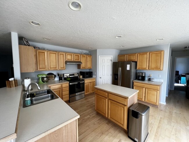 Building Photo - Spacious 4 bed 2.5 bath just off Amity and...