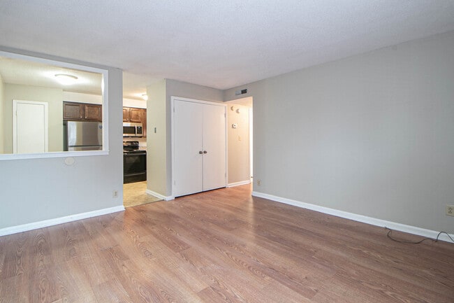 Building Photo - 807-B Golfview Place