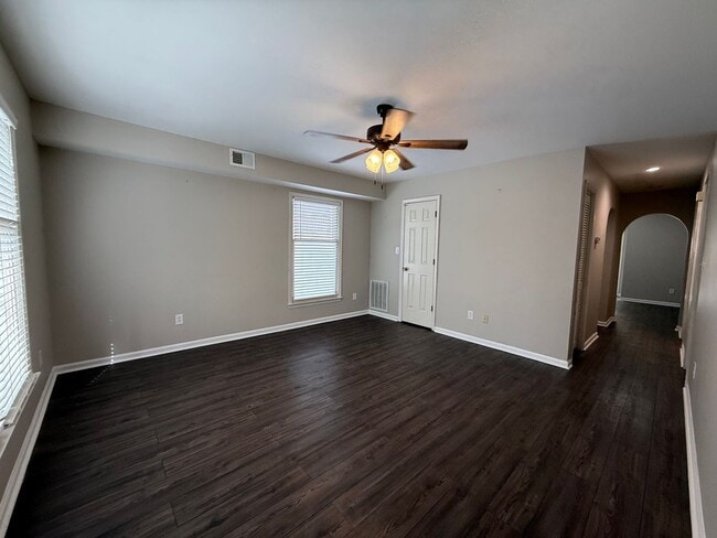 Building Photo - 3-Bedroom Townhome Just Minutes From Downtown Hickory!
