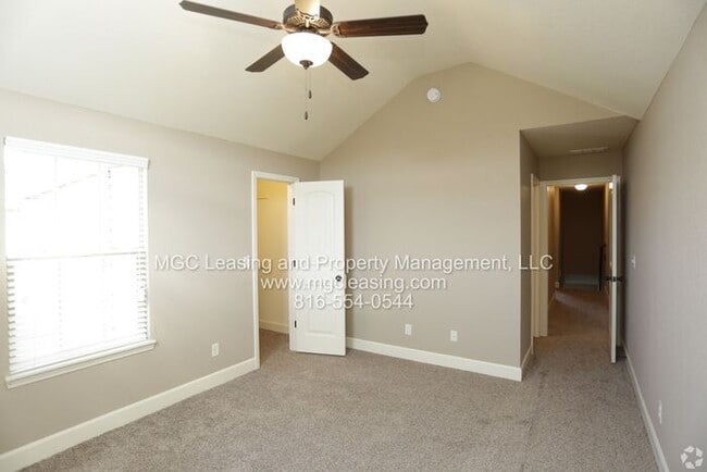 Building Photo - Fall in love with Eagle Creek Townhomes in...