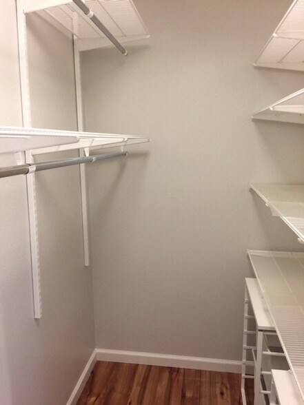 Building Photo - 320 N Civic Dr