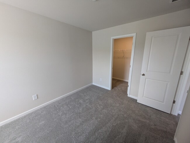 Building Photo - 831 Powder Br Dr