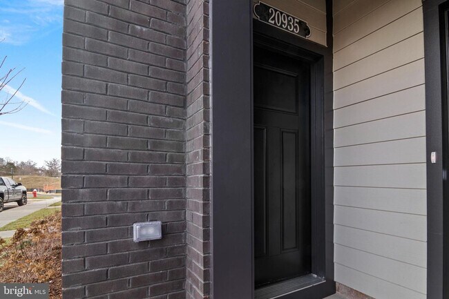 Building Photo - This stunning luxury 2-story condo has 3 beds & 2.5 baths with over 1500 sq ft of living space.