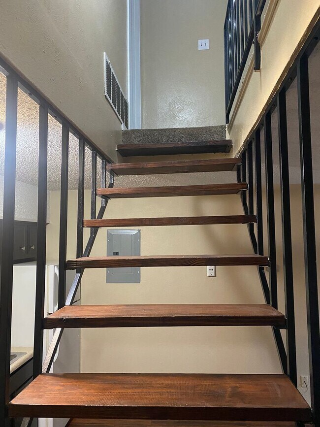 Building Photo - 2414 W Abram Apt V