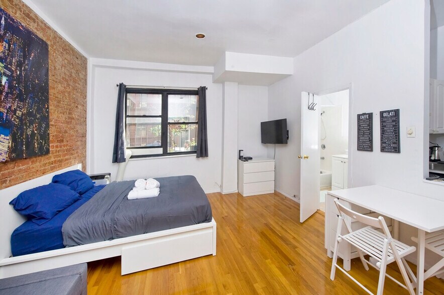 Building Photo - 215 B E 95th St