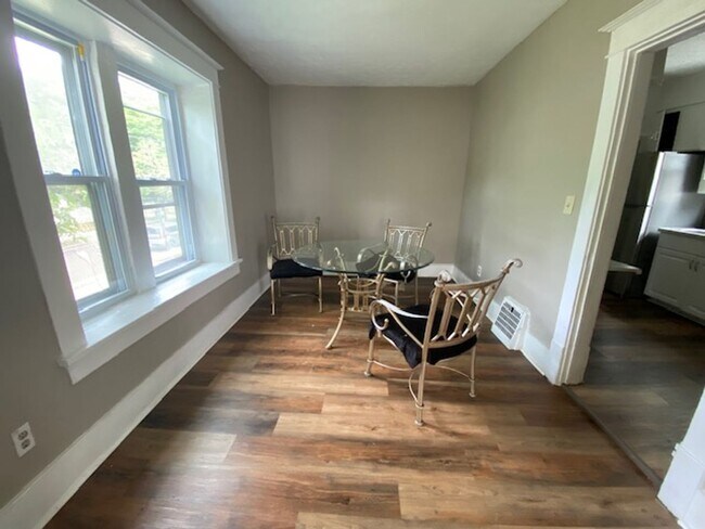 Building Photo - 2 WEEKS FREE RENT! Kenmore Charmer: 2 Bedr...