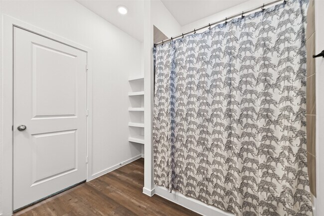 Building Photo - 5442 Pinetree Cres Ln