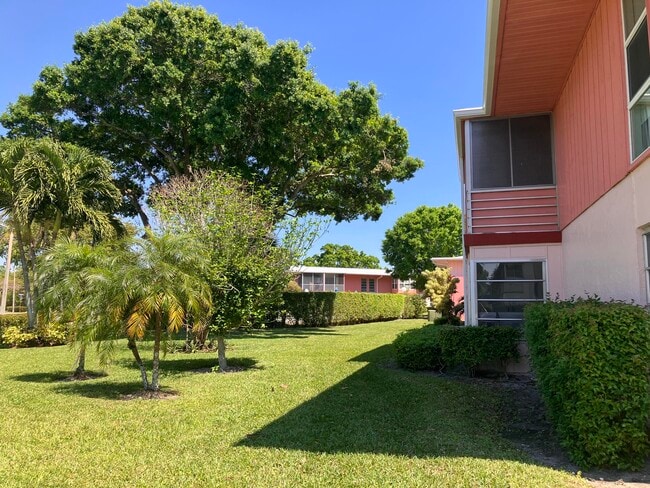 Building Photo - 17 Golfs Edge