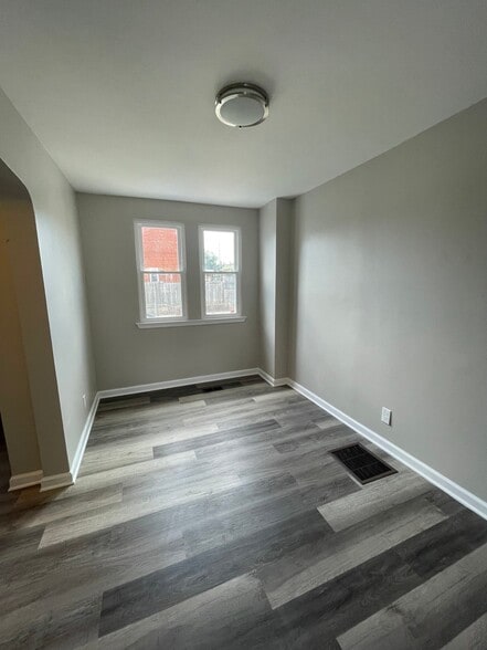 Building Photo - 332 Endsleigh Ave