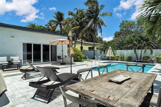 Building Photo - 660 NE 121st St