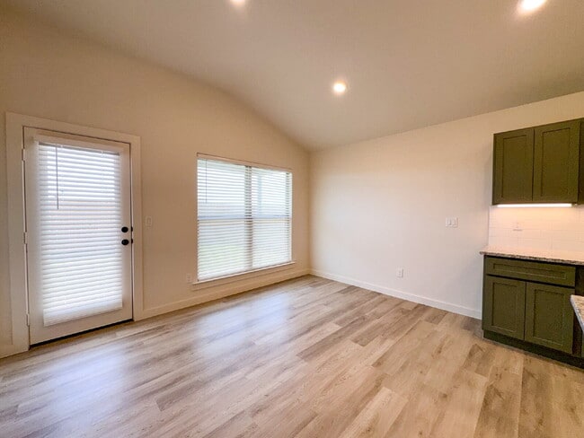 Building Photo - Brand-New 3-Bed in Escondido Crossing!
